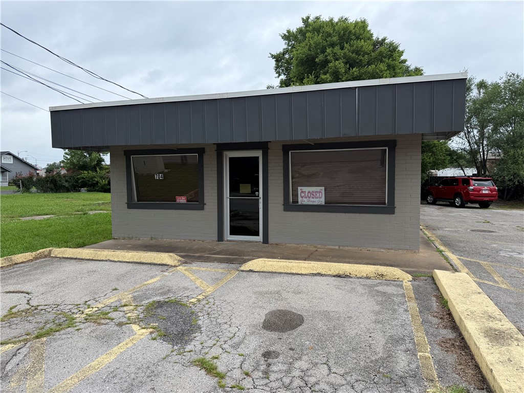 Outstanding well-appointed professional office. Complete setup for immediate occupancy.  In busy Springdale Form Based Code District. Has been an accounting office for a long while. Several updates. Front and side parking. Adjacent to busy downtown Emma Ave.
