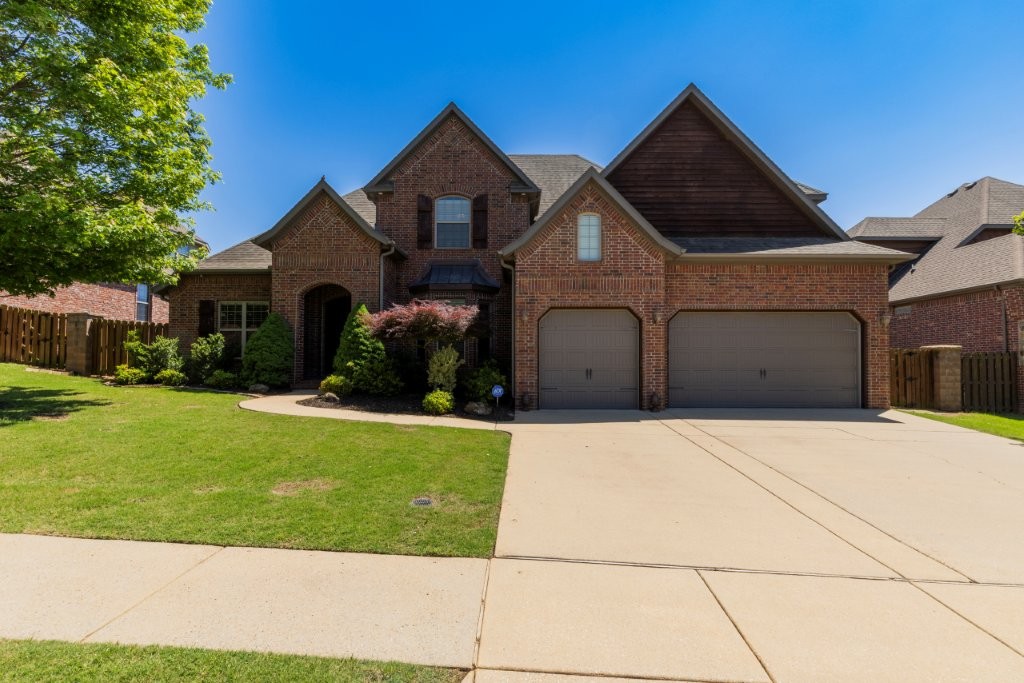 Well-appointed home in established/sought-after subdivision! Prime location close to schools, shopping, dining, entertainment, & major employers - WM, JB Hunt, and Tyson, with easy access to I-49. The main-level office features a full closet and can easily serve as a second downstairs bedroom. Upstairs, you’ll find an ensuite bedroom that is perfect for guests. Enjoy relaxing evenings on the cozy screened-in porch and take advantage of all the wonderful amenities Cross Creek has to offer! 15 min drive to the Square. Close to highly rated Janie Darr Elementary School!