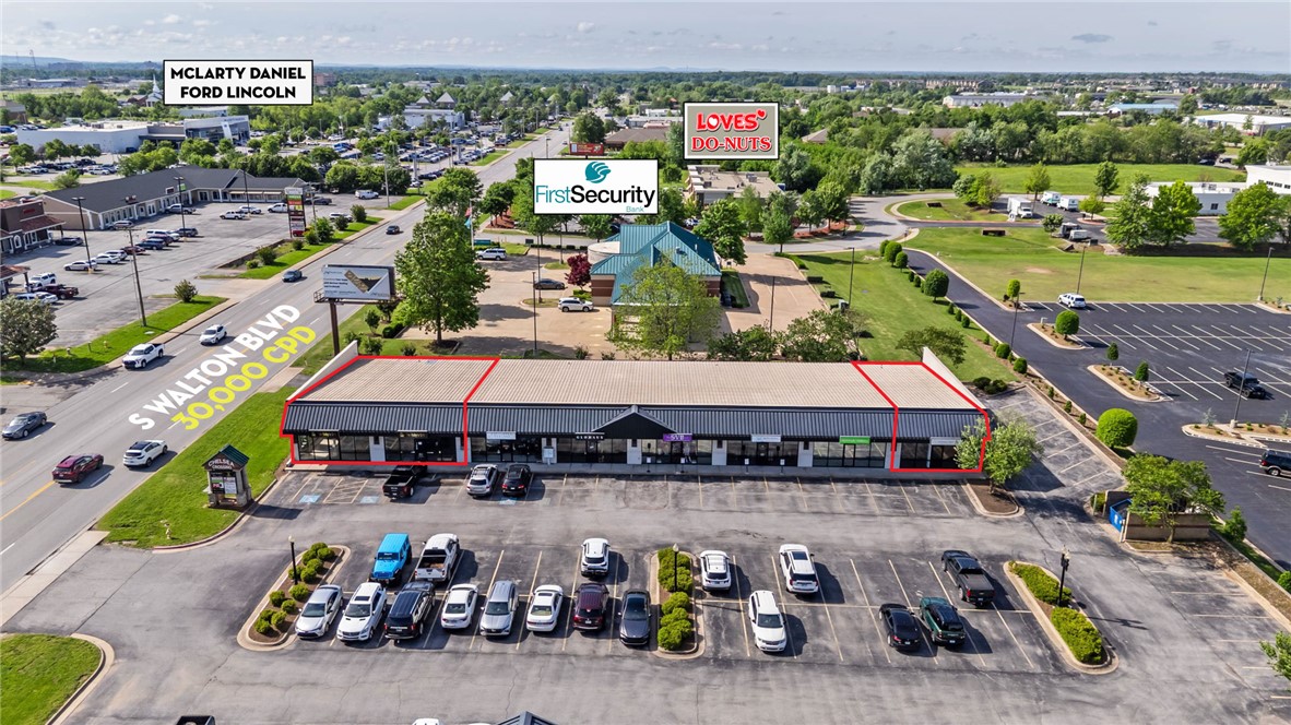 Establish your business in well-positioned commercial space along one of the area’s most active corridors. These move-in ready spaces feature functional layouts, making them suitable for a variety of retail, service, or office users seeking a strong presence in a high traffic location. Whether you’re looking to expand your footprint or secure a more prominent position, this property offers the exposure and stability to support your goals.

Multiple suites available.
Many potential uses.
30,000 CPD on S Walton Blvd.
Minimum Term: 3 years.
Located in the heart of Bentonville's business district, minutes from Downtown Bentonville.
