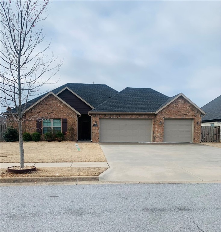 This gorgeous 4 Bedroom Home, is just 10 minutes away from downtown Bentonville! This home has a jacuzzi tub, wood cabinets, granite counter tops and comes with all appliances. The house is perfect for anyone who is looking for a spacious backyard! Hurry it won't last long!