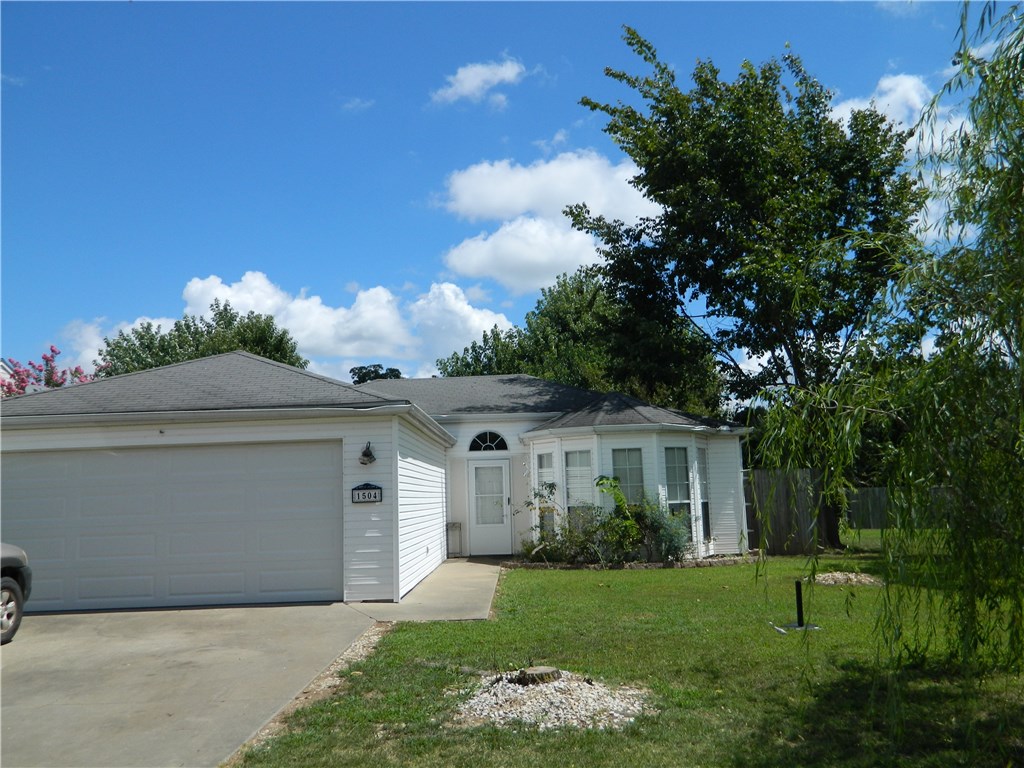 PERFECTLY LOCATED HOME NEAR I-49 AND ONLY MINUTES TO DOWNTOWN BENTONVILLE, SCHOOLS AND MEMORIAL PARK! Homes features include 3BD/ 2BA, laundry room, 2 car garage, pantry, split floor plan, fireplace, and wood privacy fence.