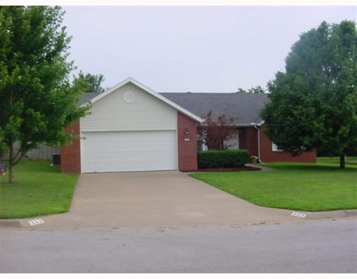 3 bed & 2 bath home in Lowell, roomy living area, huge breakfast nook and covered patio. Privacy fenced yard. Great location and terrific floor plan with big bedrooms.