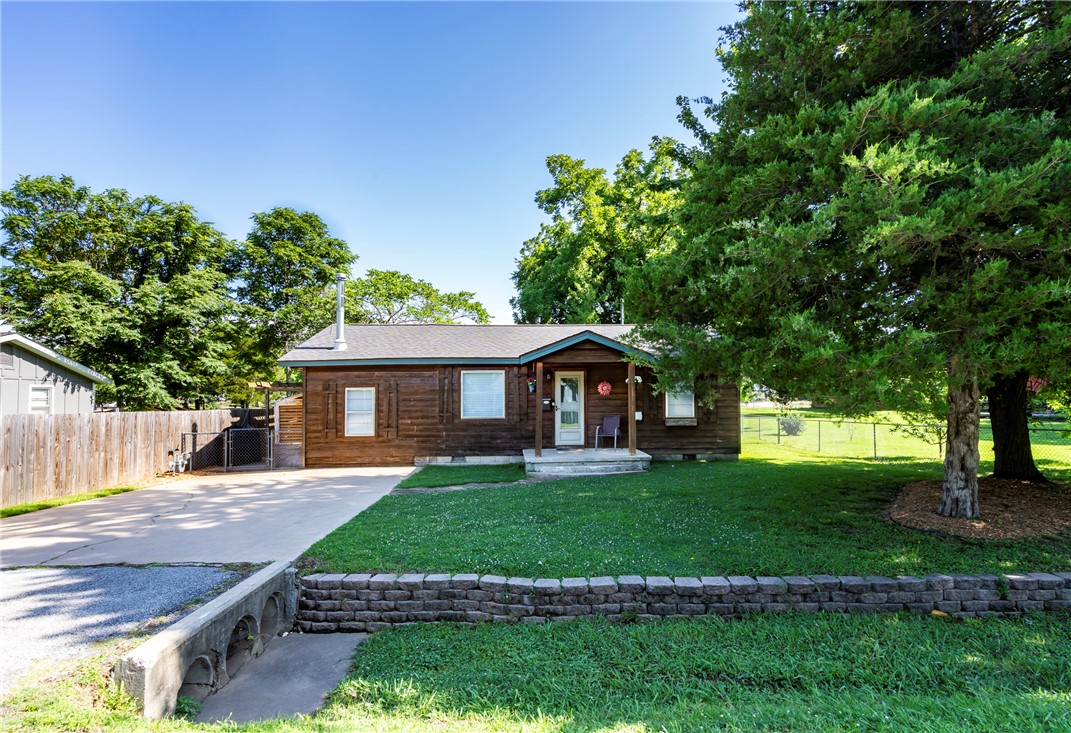 Walkable to downtown Siloam Springs — parks, shops and dining just a short stroll! Move-in ready 2BR/2BA single-family home featuring an open-plan kitchen with peninsula seating that flows into the living area, a cozy wood stove for heat and ambiance, large private yard with patio and fire pit, and a separate 24 x 24 workshop for projects or storage. Comfortable, functional layout ideal for everyday living and entertaining.