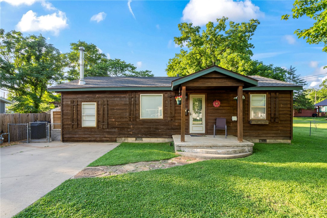 Walkable to downtown Siloam Springs — library, parks, shops and dining just a short stroll! Move-in ready 2BR/2BA single-family home featuring an open-plan kitchen with peninsula seating that flows into the living area, a cozy wood stove for heat and ambiance, large private yard with patio and fire pit, and a separate 24 x 24 workshop for projects or storage. Comfortable, functional layout ideal for everyday living and entertaining.