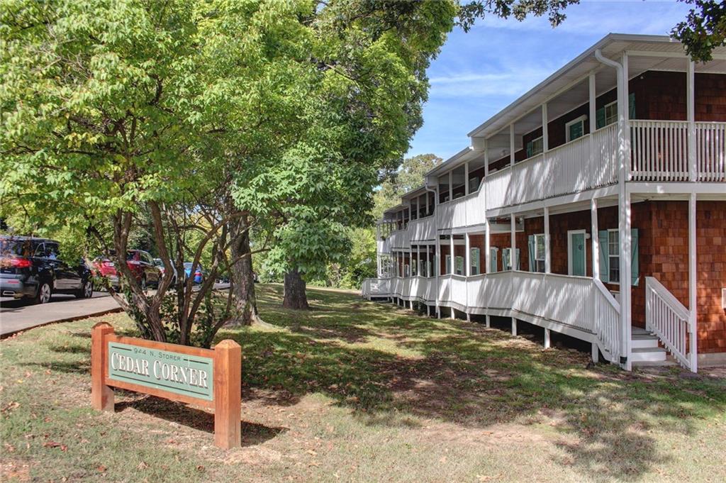 Great location! Walking distance to the U of A and close to everything Fayetteville has to offer. 1 bedroom, 1 bath with fridge, washer & dryer included. Updated kitchen appliances and granite countertops.