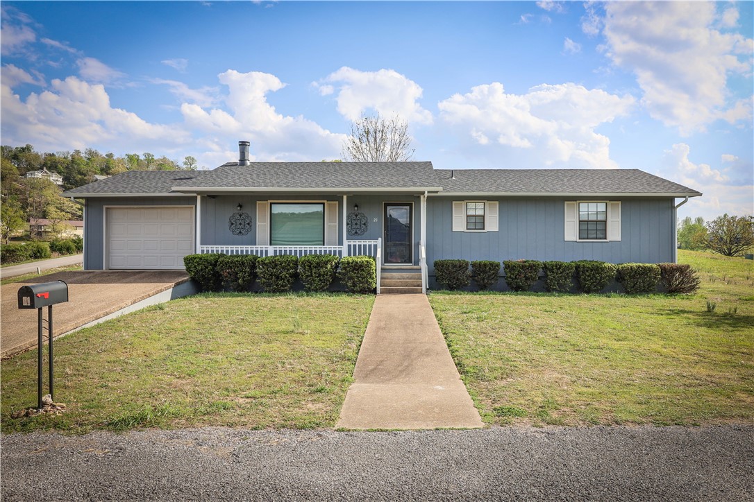 Attention outdoors enthusiast ,this well maintained ranch style home offers 2 bedroom , 2 bath, 1 car garage plus an enclosed sunroom, great location close two golf courses , table rock lake , a marina for all your lake toys with a boat launch, community outdoor pool , recreation center and a country club . Relax in the sunroom or enjoy the cozy fireplace in the winters, this home is perfect for those looking for a retirement , vacation spot or first time home buyers. Come check out this awesome home today .