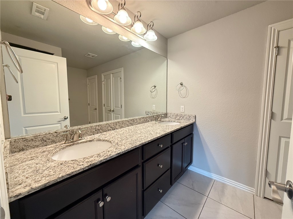 SHADOWBROOKE AT THE PEAKS HORIZ PROP RE - Residential Lease