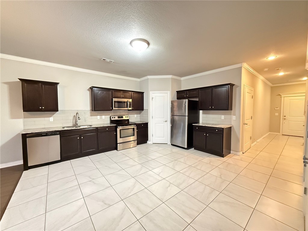 SHADOWBROOKE AT THE PEAKS HORIZ PROP RE - Residential Lease