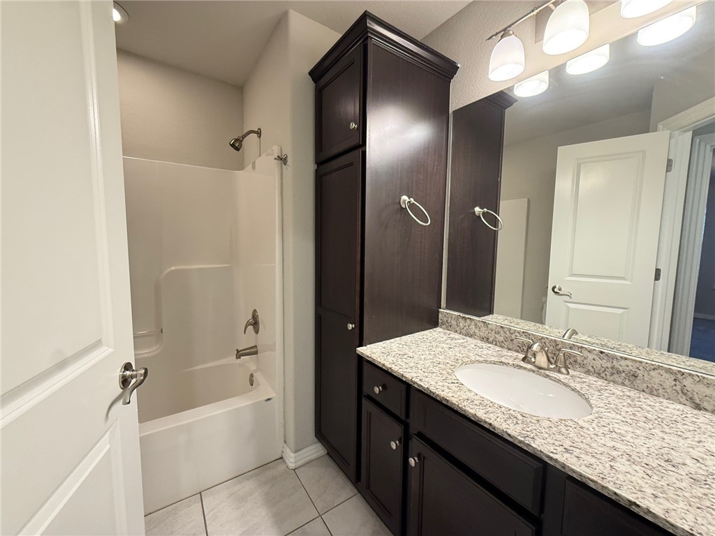 SHADOWBROOKE AT THE PEAKS HORIZ PROP RE - Residential Lease