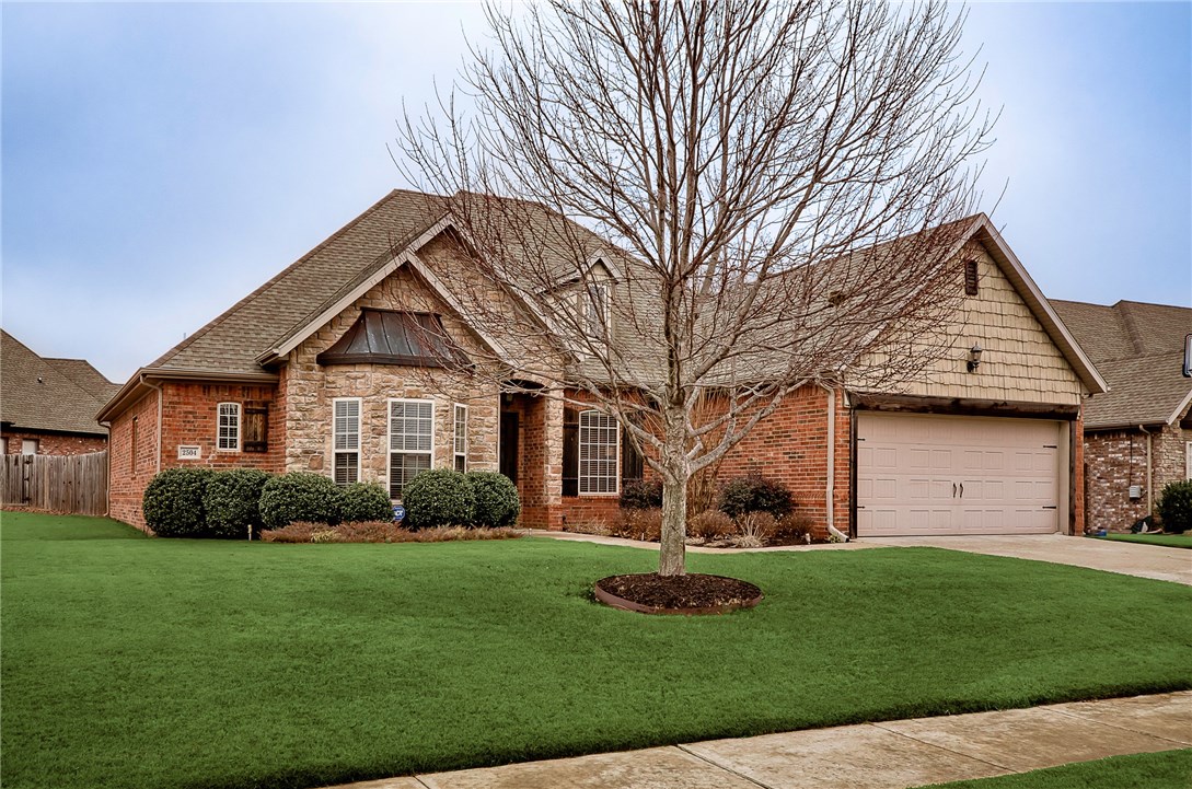 Four bedrooms on one level w/split floor plan, large living room w/high ceilings & corner gas fireplace. Formal dining & beautiful eat-in kitchen w/granite counters, raised bar, double ovens & gas range! Other amenities include central vac, sec. system, irrigation system & storm shelter! A must see!