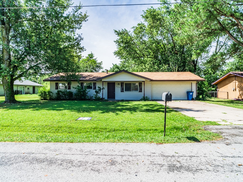 This 3 bedroom 2 bath home is located moments away from all the activities Bentonville offers. Bike or walk to Thaden School or head to the coffee shop! Luxury vinyl plank flooring in main areas with newer carpet in the bedrooms. Large back yard with chain link fence. 1 small pet negotiable with $25.00 increase per month and 350.00 additional deposit. Finders fee only.
