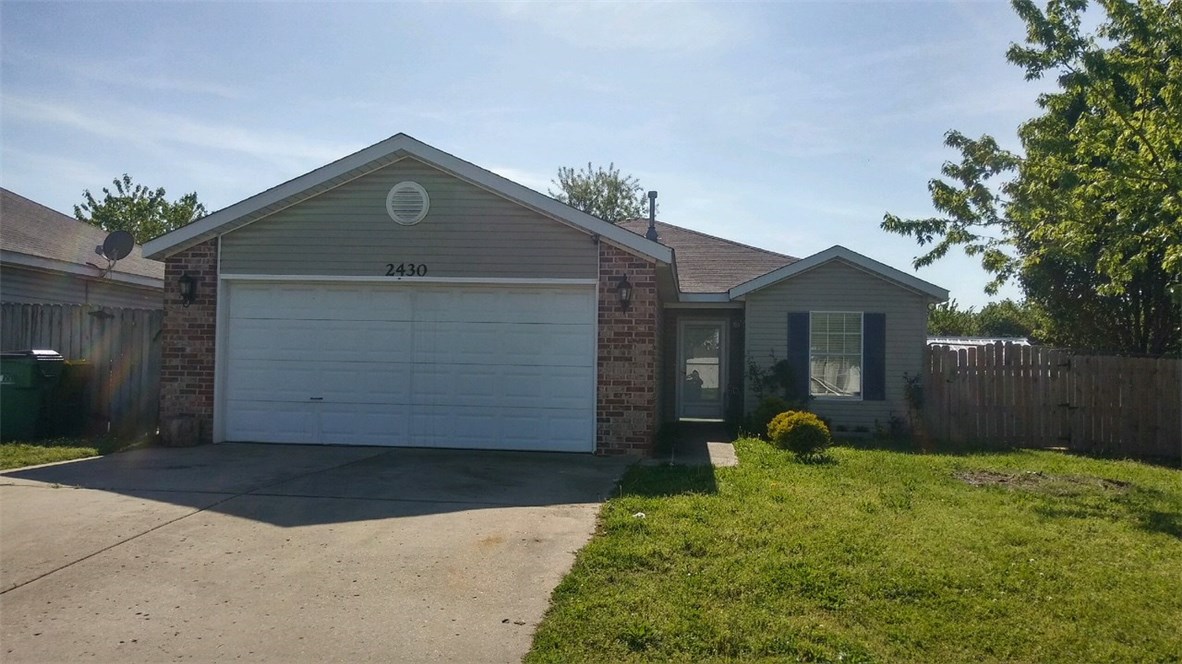 71B North, right on Randall Wobbe Ln, North on Harry St.