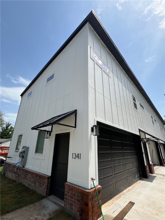 Nice newer modern townhomes near U of A campus! Home features 1 bedroom, 1 full bathroom, 2 car garage, LVP throughout, granite countertops, ss appliances, large tiled shower, & all appliances included. Come take a look.