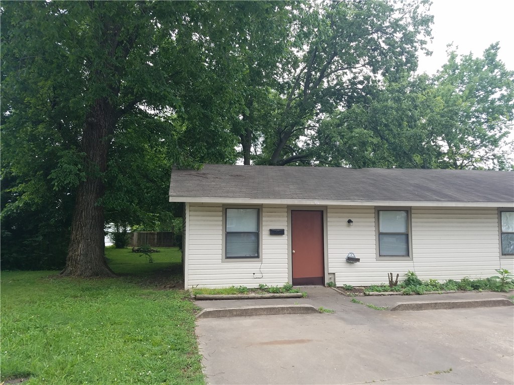 duplex near downtown Siloam Springs.   $725 per month/ $725 deposit.  Close to JBU.  no pets allowed.  lawn care provided