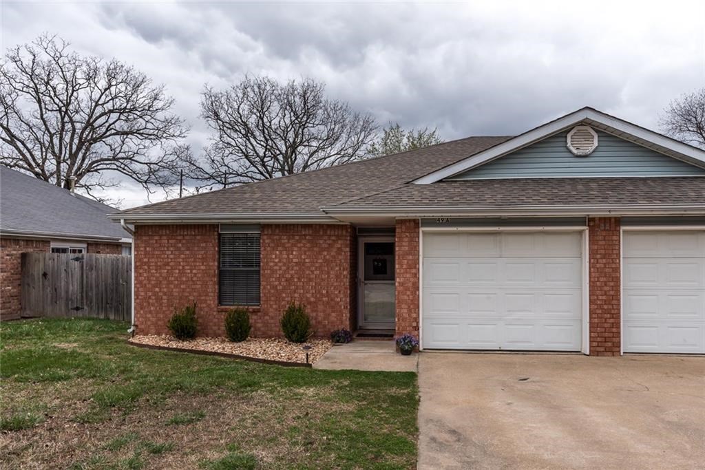 3 Bed, 2 Bath Duplex Close To Downtown Bentonville w/ Easy Access To Trails, Restaurants, Entertainment & More. Open Living, Kitchen, Dining. Corner Fireplace In Living Room. Kitchen Has Gas Range, Bar Seating, Pantry Area & Includes A Fridge. Master Suite. Guest Beds Connected By Jack-n-Jill Bath. Currently Being Updated w/ New Flooring; Ready For Occupancy By Jan 15th. Fully Fenced Backyard w/ Patio. No Pets. Credit & Background Check Required. Contact Agent w/ Questions.