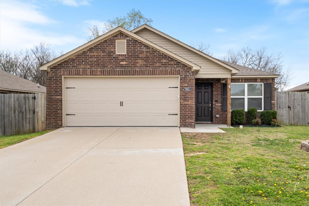 Upgraded Home- New Carpet-Granite Countertops -Split Floor Plan, 3bedrooms / 2 Bath Amazing Community Pool, splsh pool, clubhouse, and sports sreas. Epoxy garage floor- flex room-