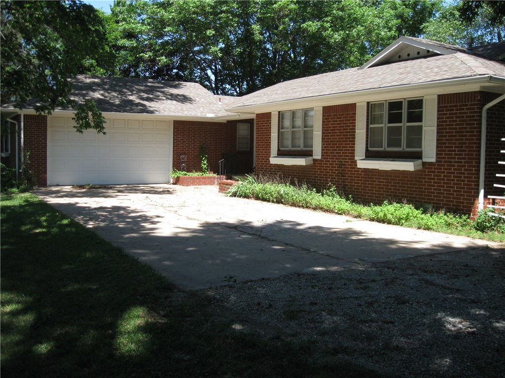 Pea Ridge house with 3 bedrooms & 2.5 bathrooms! Some of the features you'll find are an attached garage and a living room fireplace!