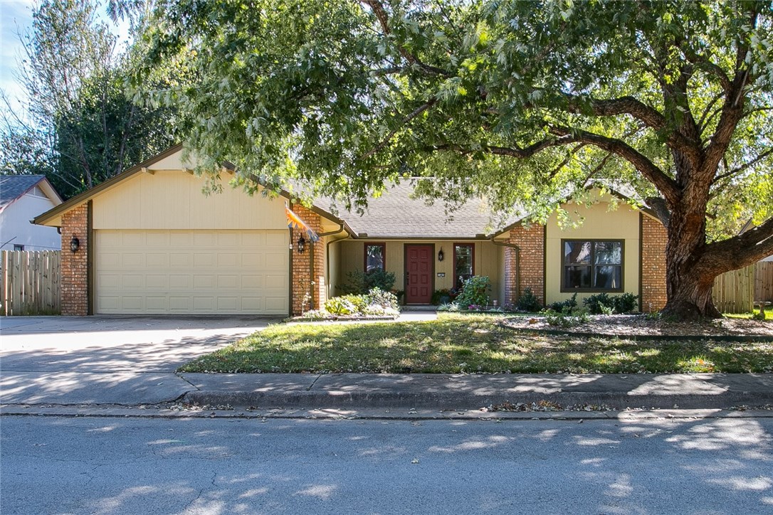 Completely updated charming home in E. Fayetteville. Stunning Silver Maple tree in front yd. Open split BR flr plan w/elegant tile flr & 2"faux wood blinds throughout home. LR has vaulted ceilings & beautiful fireplace. KIT has granite tile countertops & eye catchingl backsplash. MBR features double vanity, stand-up shower, skylight, & his/her closets. Short walk to Butterfield School. Has newer water heater. Home sits on a large level lot w/professional landscaping & large privacy fenced backyard.