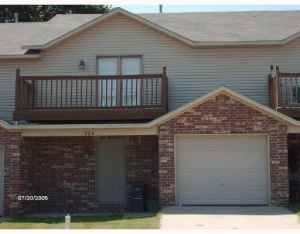 Great condo/townhouse in great location. 3 bedrooms, 2.5 baths, large fenced in backyard, balcony off front of unit, and a covered front porch. On U of A bus route.