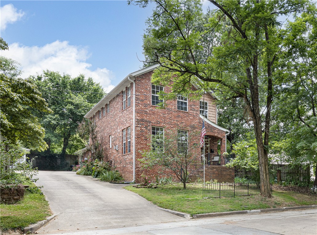 Don't miss out on this opportunity to own  property in the Wilson Park area. Enjoy this adorable Traditional 3 bedroom 2 and a half bath home just steps away from U of A campus. Sold "as is".  Property could be bundled with adjoining property.
Please see MLS# 1279611