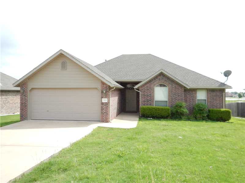 Super cute home features 1465 sq ft, 3 bedrooms, 2 baths, 2 car garage, 2" blinds, and is in ready to move-in condition. The large living room has wood flooring & gas log fireplace. Beautiful eat-in kitchen has lots of natural light and granite counters.