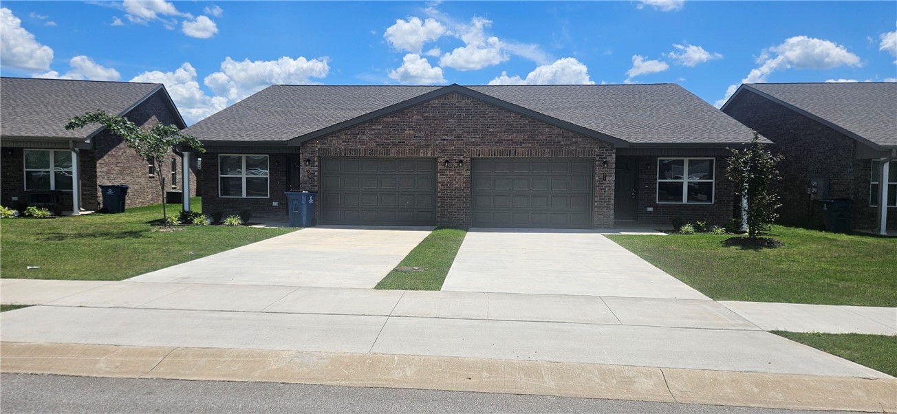 Brand new duplexes in Bentonville close to NWA Regional Airport for lease, Home features 3 bedrooms, 2 bathrooms, 2 car garage, LVP throughout home, granite countertops, ceiling fans, open floorplan, covered back patio for grilling/entertaining, fenced in yard and all appliances. 1 month free rent with all 13 month leases signed by August 1, 2026.