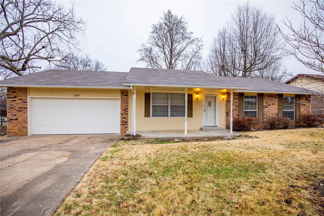 Great home in established area of Rogers, just minutes from I-49, restaurants and shopping. This home features 3 bedroom 2 bath home, formal living room and family room, tile and wood flooring throughout. refrigerator included. large covered patio and fenced yard