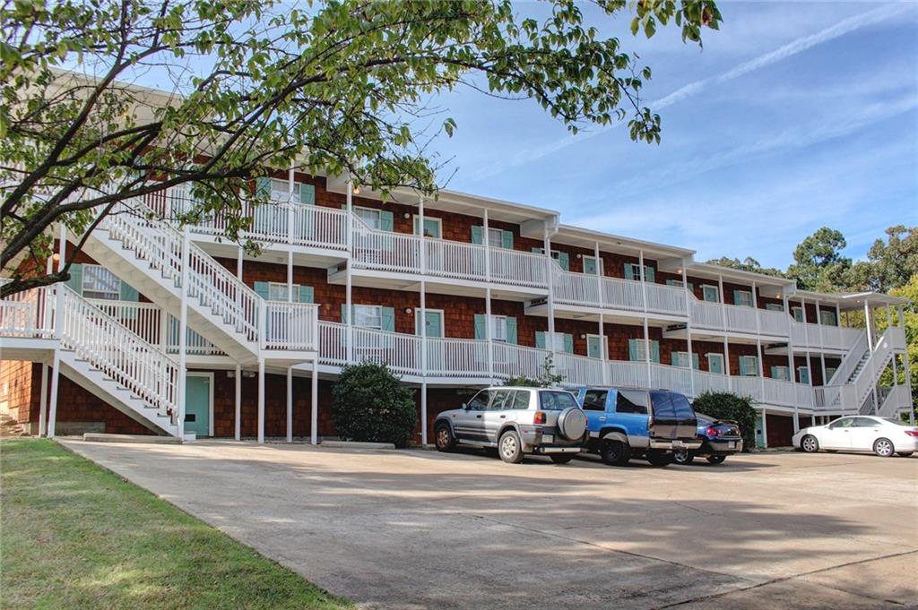 Great location! Walking distance to the U of A and close to everything Fayetteville has to offer. One bedroom, 1 bath with washer and dryer included. Updated appliances in the kitchen with LVP floors and a granite countertop. **Pics may not be of exact unit**