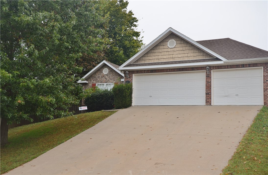 Great investment opportunity in popular Fairfield subdivision in West Fayetteville. 4 bedroom, 2 bathroom home with a 3 car garage. Currently tenant occupied with a lease through March 2018. Well-maintained home with a great floor plan. Rooms are good sized and kitchen has plenty of countertops and cabinet space.