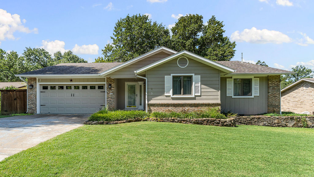 You've got to see this one — a super clean, move-in ready home tucked into Bella Vista's Somerset neighborhood! Three bedrooms, gorgeous landscaping, and a rare level lot (seriously, those are tough to find around here). Inside you've got granite counters, built-ins, and a fireplace for cozy nights, plus a covered deck out back for morning coffee. And the amenities? Pools, clubhouse, tennis, a boat dock, trails for days, and it's close to both Lake Windsor and Lake Avalon. It's the whole Bella Vista lifestyle in one adorable package. This one's a gem!