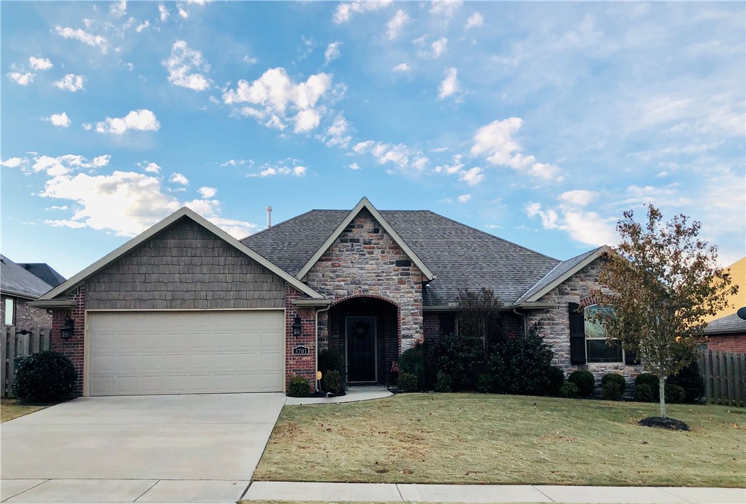 Beautiful 3 bedroom, 2 bath on a level lot on a quiet street. Open floor plan with abundant storage and large, fenced back yard. Hardwoods, granite and ss appliances. Easy access to everything NWA has to offer!