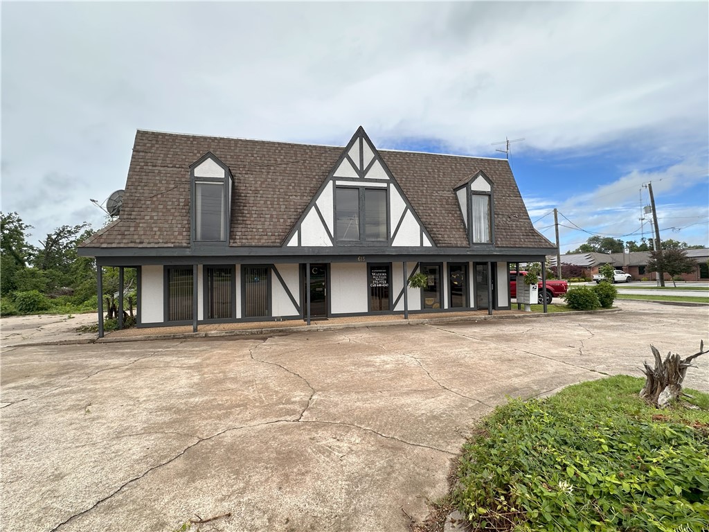 Private Office Space for Lease – Prime Bentonville Location! Looking for a professional space in the heart of Bentonville? This 250 sq ft private office at 615 N Walton Blvd is perfect for entrepreneurs, remote workers, or small business owners seeking a polished, convenient location. Enjoy access to a shared lobby, restrooms, and kitchenette, all maintained for your comfort and your clients’ first impressions. Basic utilities included—just bring your laptop and get to work! Excellent visibility and easy access Professional environment Ideal for solo professionals or small teams
Schedule your tour today and elevate your business presence in one of Bentonville’s most sought-after corridors! can be leased as a package with other space in building at a discount.