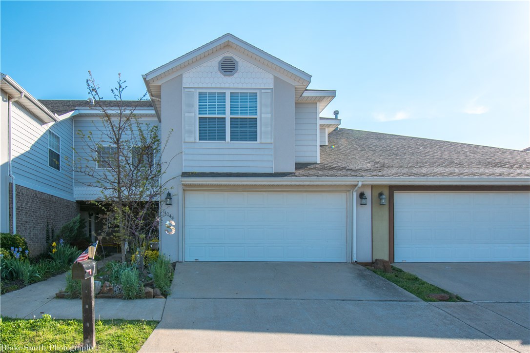 Great 2 bedroom condo located right off Valley View Golf Course. Unit features 2 car garage, tall ceilings, gas fireplace, and more.