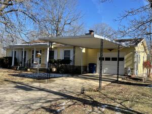 2 Br-2Ba house close to Bull Shoals lake!Den and Formal Livingroom.  Storage Shed with concrete floor and electricity.Larger kitchen.  Don't miss this lake home opportunity.