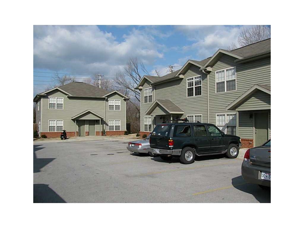 2 Bedroom/2 bath townhouse close to U of A campus, steps to Baum Stadium