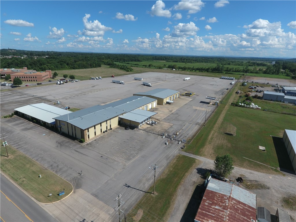 For Sale or Lease. Total building SF (2 buildings): 56,630 SF; Warehouse is 30,758 SF and Office is 25,872
SF. Total property size is 21.50 acres. Owner is flexible on leasing size for buildings or yard space. Yard
space is fully fenced and lit.