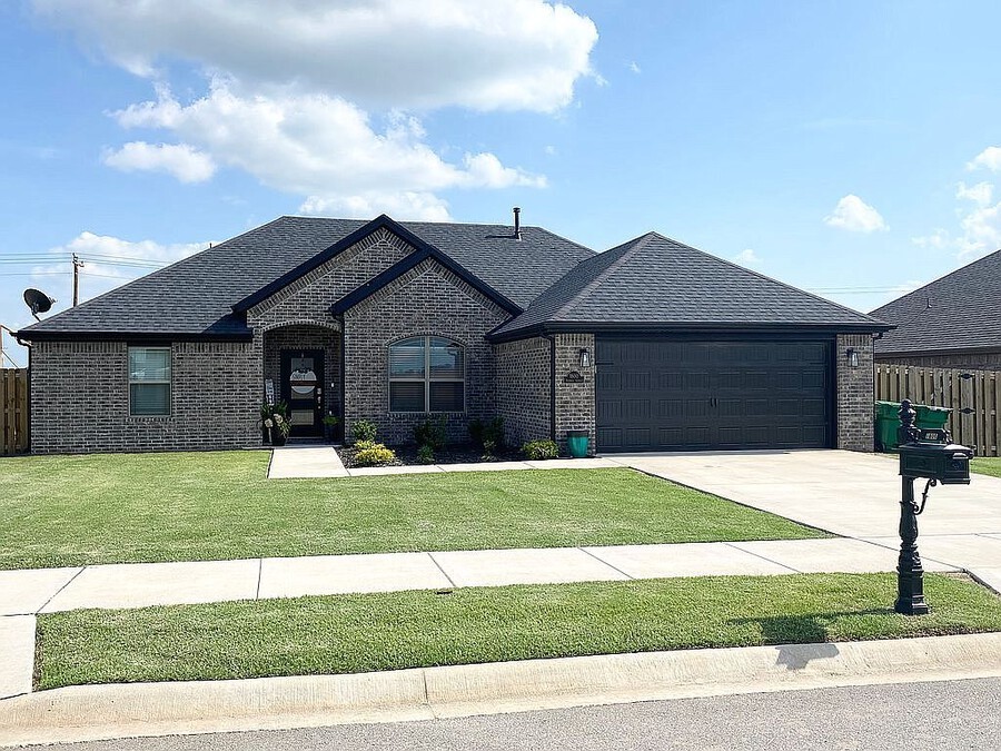 Beautiful Centerton home coming available September 2025, pre-apply now to secure your spot!

JUST north of Bentonville west. Compare on maps!

Key Features & Amenities

JUST North of Bentonville West High School, walking distance from Gamble Elementary.
Equipped kitchen with fridge, stove, oven, dishwasher
Includes washer/dryer set
Fenced backyard—ideal for pets or outdoor play
Pet-friendly! Additional fees apply.
Attached garage, open floor plan.