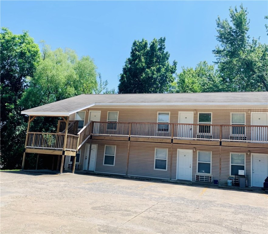Nice 1 bedroom, 1 bath apartment near the University of Arkansas. Refrigerator, washer and dryer provided for tenant use.