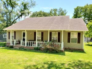 Cute home in a great neighborhood! You will enjoy the convenience to shopping, and many restaurants. The home features 1,486 sqft. of wonderful open living space, 3 bedrooms, two baths, and a two car garage.  Vaulted ceilings really make this home feel even larger than it is...Check it out!