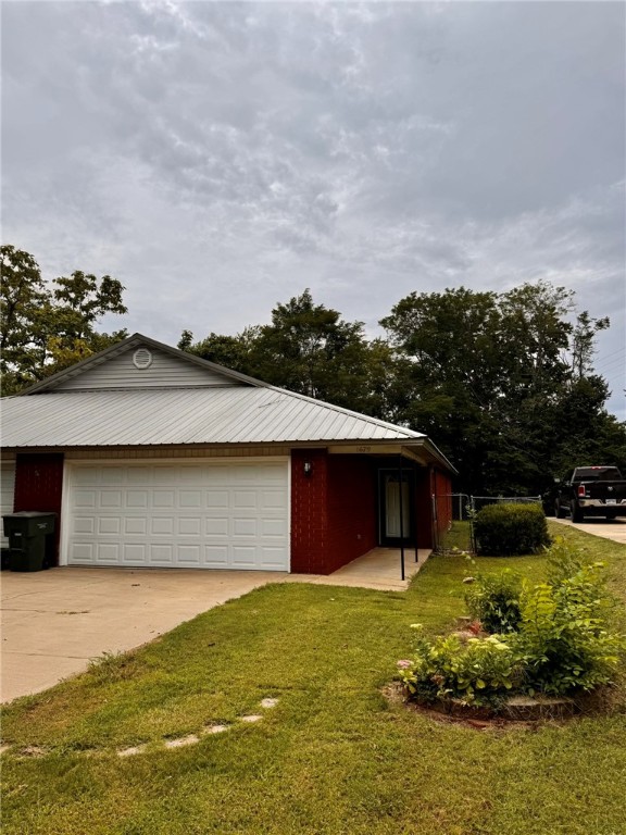 3 bed, 2 bath duplex in a great location! Just minutes from the University of Arkansas, this home offers easy access to walking and biking trails, nearby parks, and local schools. Enjoy the convenience of being close to everything Fayetteville has to offer while nestled in a neighborhood setting. Spacious layout with comfortable living areas and off-street parking. Perfect for students, small families, or anyone looking for a well-located rental. ** NO PETS**