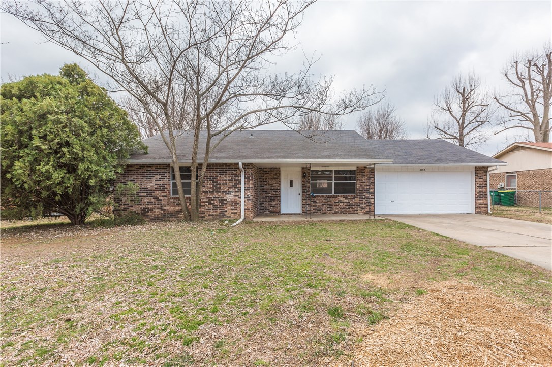 GREAT FIRST TIME BUYER HOME! NEW PAINT! NEW CARPET! NEW APPLIANCES! NEW LIGHTING FIXTURES! DONT MISS! IT'LL GO FAST!