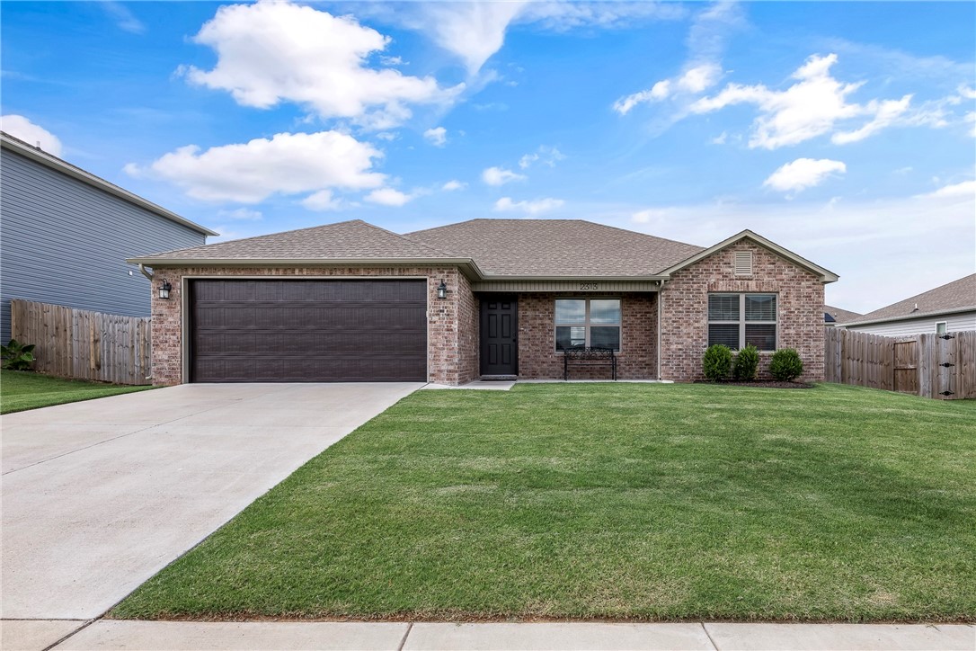 This immaculately maintained one owner home is like new! It features a spacious kitchen, good sized bedrooms with walk-in closets, and a large privace fenced backyard. The subdivision offers access to the Razorback Greenway and there's a neighborhood park one block away. Located within walking distance of Mt Hebron Park, Darr Elementary, and NWA's largest indoor tennis/pickleball facility. It's also minutes from I-49, JB Hunt Corporate Offices and Pinnacle Hills Promenade. Don't miss out on this amazing rental.
No Pets allowed.