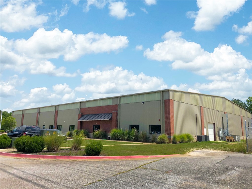 **By appt only.**
High-profile building for sale in Springdale, Arkansas with strong tenant reputation. Open concept facility with observation area, two floors and multiple offices. Convenient to dense residential neighborhoods and quick access to major retailers and Interstate 49. Easy conversion to warehouse with loading dock and high clearance. Lease through December 2025. Financials available by request.
• 26,532-square-foot building
• Utilized as a volleyball center
• Built in 2013 and remodeled in 2021
• Approximate 25-foot ceiling height
• Fully sprinkled
• Financials available by request