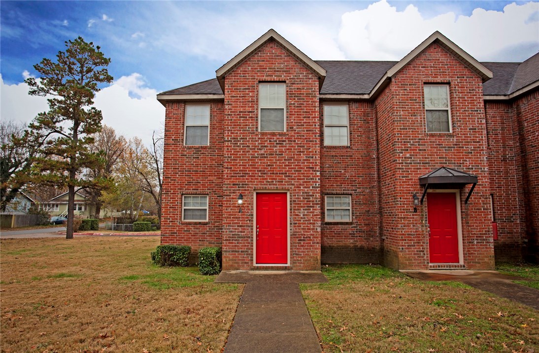 Nice 2 Bedroom 1 1/2 bath townhome, in Springdale, close to down town and hospital. New carpet and paint. washer/dryer, refrigerator and lawn care included.