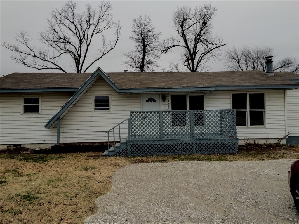 3beds 2bath house close to I-49, Schools, and shopping.