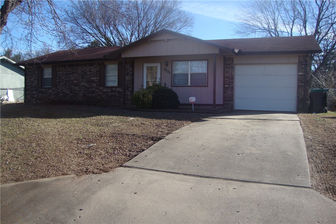 3 BEDROOM, 2 BATH, 1 CAR GARAGE, LARGE BACKYARD, CLOSE TO SCHOOLS, AND SHOPPING CENTERS.