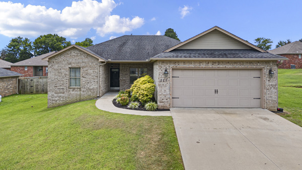 Beautiful 3BR/2BA home located in one of Russellville’s desirable subdivisions! Features include cathedral ceilings, a split floor plan, spacious bedrooms, and a large primary suite with a walk-in closet. The kitchen offers a pantry for additional storage, and the oversized lot provides plenty of outdoor space with a fenced backyard. A wonderful combination of comfort, functionality, and location!