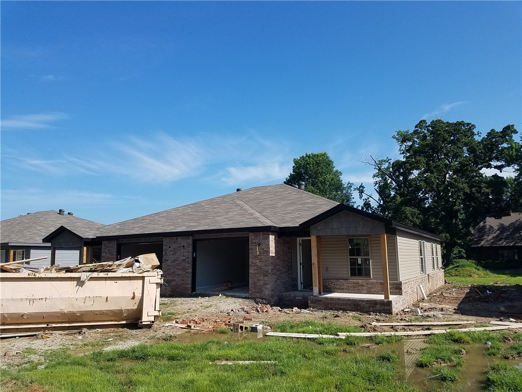 Pending at the time of entry.  New duplex. 3 bedrooms/ 2 baths/ 1 car garage