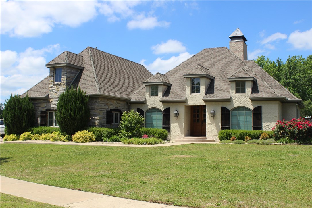 NEAR GOLF COURSE, FABULOUS JACK ARNOLD DESIGN, 4 BR, 3.5 BA. LUXURIES ABOUND INCLUDING 2 INDOOR FP, 1 OUTDOOR FP, MASTER AND GUEST BR ON MAIN LEVEL. HANDSRCAPED WOOD FLOORS, F. DINING, LIV, KIT WITH APRON SINK, HUGE MASTER, GUEST BEDROOM. GRANITE COUNTERS