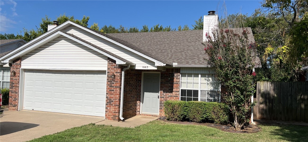 Great space in this 2-bedroom, 2 bath duplex in Fayetteville. Livingroom features vaulted ceiling and Faux fire place. Large eat in kitchen with lots of cabinets, refrigerator included. Fenced yard and 2 car garage. Close to U of A and I49. Pet friendly with refundable $350 per pet deposit.